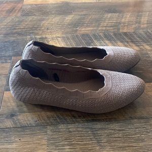 NWOT Skechers air cooled memory foam flats size 6.5